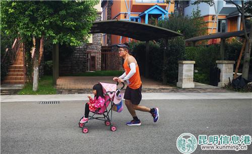 最小參賽選手馬悅雨及她的父親。記者袁瑤溪攝