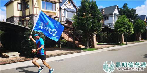 參賽選手跑過嘉麗澤歐式風情小鎮(zhèn)。記者袁瑤溪攝