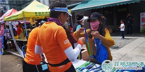 參賽選手完賽后領取獎牌。記者袁瑤溪攝