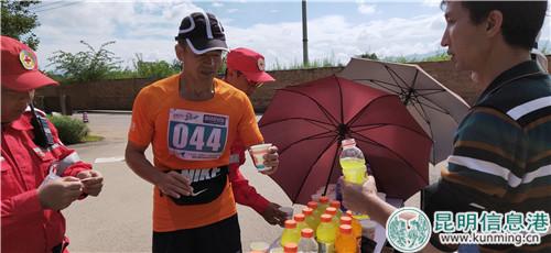 參賽選手正在補給站喝水。實習記者劉璐璐攝