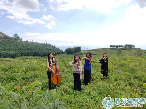 交響樂團在洋芋地里演奏 (1)