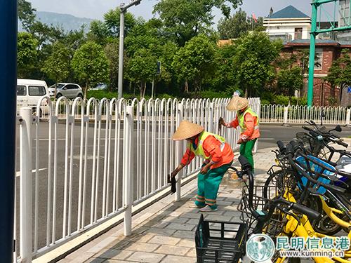 正在打掃街道的環(huán)衛(wèi)工人 正在打掃街道的環(huán)衛(wèi)工人