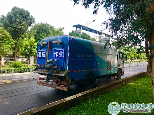 正在作業(yè)的環(huán)保機(jī)掃車 正在作業(yè)的環(huán)保機(jī)掃車