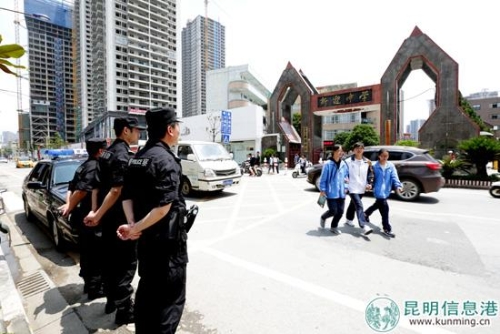 巡邏民警在學(xué)校門口值守。供圖