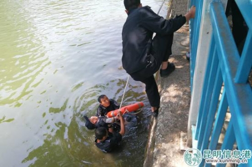 巡邏民警救助落水群眾。供圖