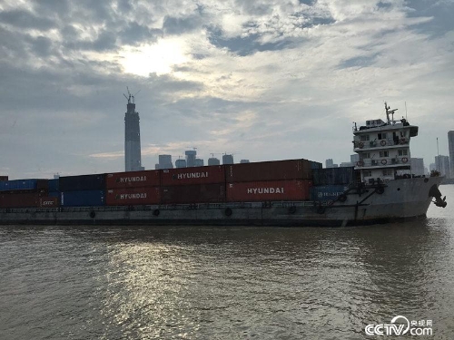 　　一艘滿載集裝箱的貨輪沿江而下（孔華/攝）