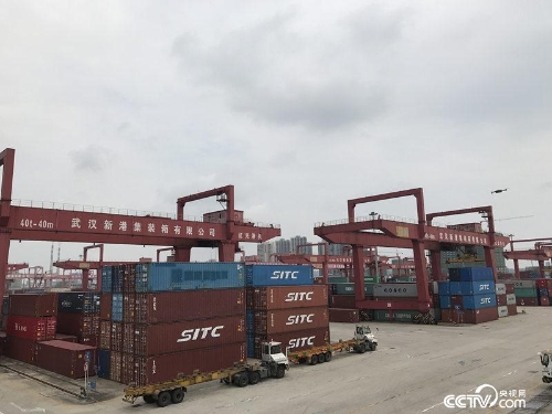 繁忙的武漢港（孔華/攝）