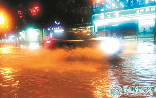 主城區(qū)白馬公交站附近積水嚴重，車輛涉水通行。 　　記者黃曉松攝
