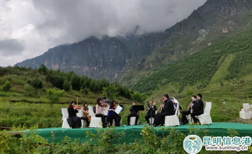 聶耳交響樂團在洋芋地里進行演奏 聶耳交響樂團在洋芋地里進行演奏