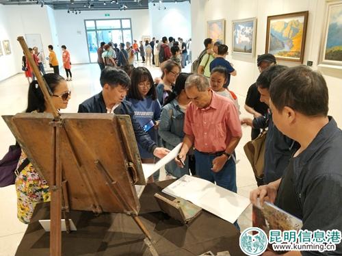 蔣高儀老師為觀眾畫冊簽名留念1 蔣高儀老師為觀眾畫冊簽名留念1