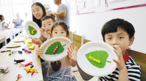 孩子們?cè)谏鐓^(qū)做游戲