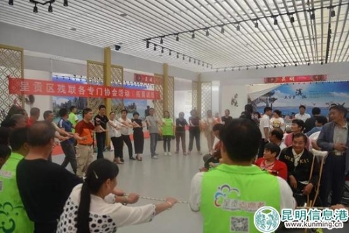 1--大家圍在一起做拓展訓(xùn)練