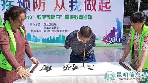 殘疾人用嘴書寫“自強不息”。實習(xí)記者劉璐璐攝