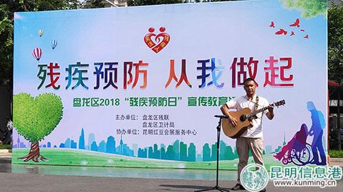 一曲自彈自唱。實習(xí)記者劉璐璐攝