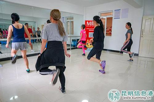 拓東街道站健身操課程學(xué)習(xí)中 拓東街道站健身操課程學(xué)習(xí)中