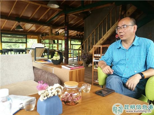 “豬窩咖啡”的負(fù)責(zé)人鄒長(zhǎng)斌介紹情況。