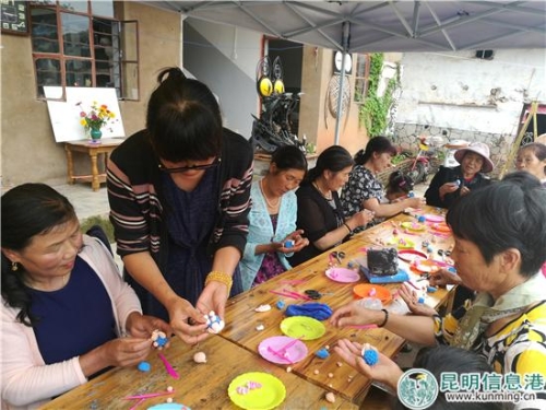 教村民們學(xué)做手工面塑。