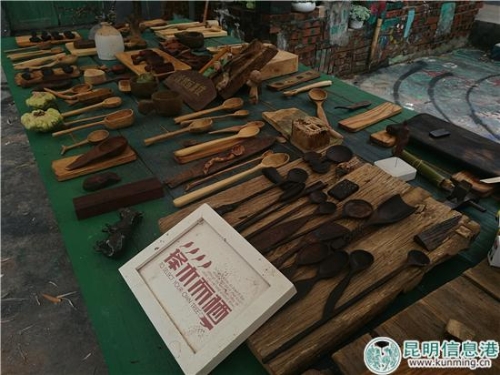 文創(chuàng)企業(yè)“擇木而棲”展示的木制作品。