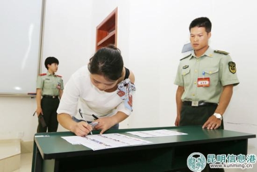 考生簽名確認(rèn)到場考試