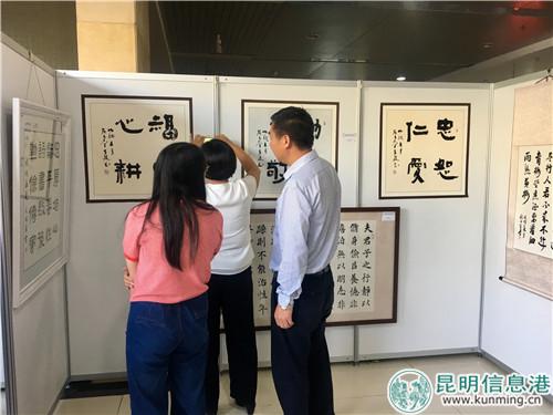 市民參觀展覽。_副本