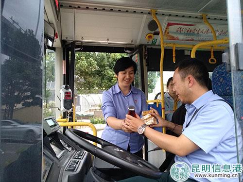 工作人員為駕駛員送上水和面包