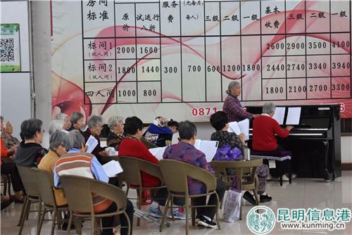 昆鋼養(yǎng)生敬老中心內(nèi)，老人們老有所樂      張樂凡圖