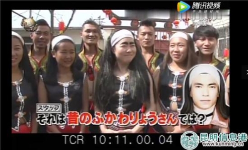 日本NTV電視臺(tái)外景主持人與云南佤族在一起。