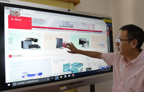 工作人員向用戶示范采購過程 工作人員向用戶示范采購過程