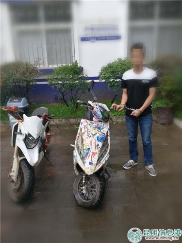 犯罪嫌疑人和某某對其盜竊的兩輛電動自行車進行指認。供圖