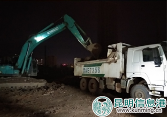 正在進(jìn)行填裝作業(yè)的渣土車 正在進(jìn)行填裝作業(yè)的渣土車