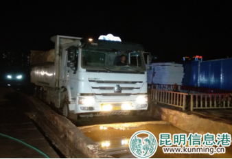 出場(chǎng)前先“洗浴” 出場(chǎng)前先“洗浴”