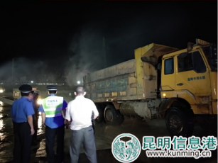 滇池會(huì)展中心4號(hào)工地老式渣土車 滇池會(huì)展中心4號(hào)工地老式渣土車