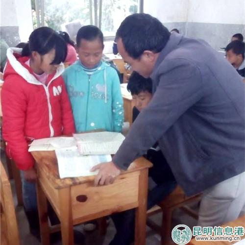 秦振發(fā)在輔導學生 秦振發(fā)在輔導學生