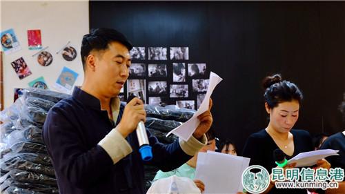 周權(quán)在介紹旅游行程 記者曹月 攝 周權(quán)在介紹旅游行程 記者曹月 攝