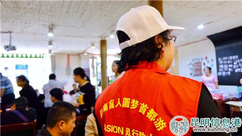 愛心企業(yè)為旅行團(tuán)捐贈的團(tuán)服 記者曹月 攝 愛心企業(yè)為旅行團(tuán)捐贈的團(tuán)服 記者曹月 攝