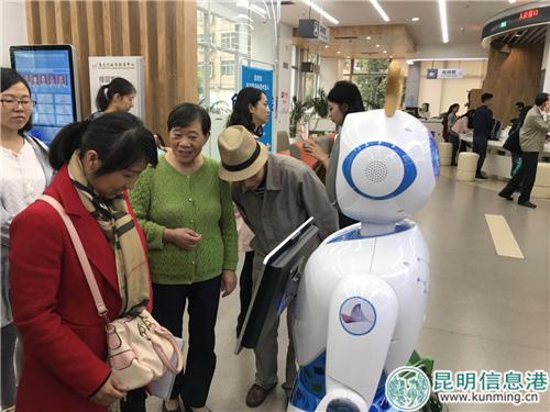 圖3：除了提供政務(wù)服務(wù)咨詢，“小龍女”還能為群眾提供科普知識(shí)。