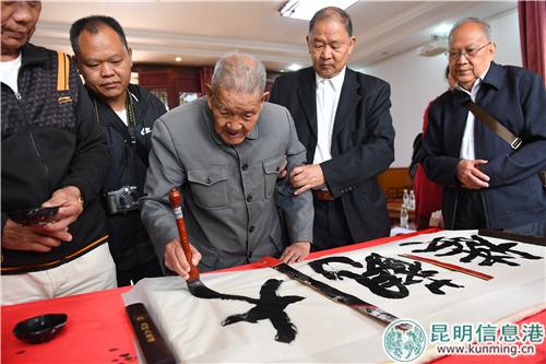 108歲的鄭治平老人題寫“大觀樓”。昆明日報記者楊艷輝攝