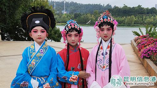 表演滇劇的小演員。劉璐璐攝