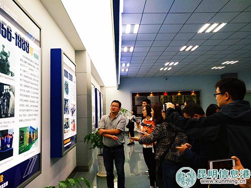 宋國(guó)富向記者們介紹公司情況。記者江楓 攝