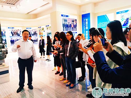 楊波向記者們介紹公司情況。記者江楓 攝