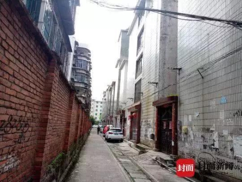 案發(fā)民房位于一條小巷子，晚上沒有路燈。