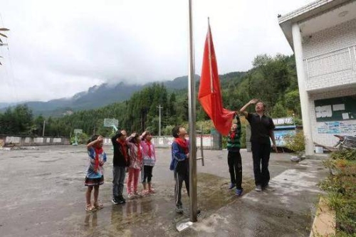 六個(gè)孩子與一個(gè)老師的開學(xué)升國旗