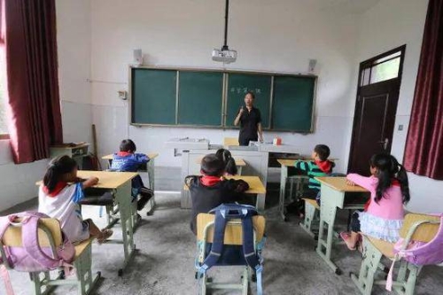 伍萬銀老師給孩子們上的“第一課”