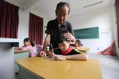 輔導(dǎo)孩子們的作業(yè)