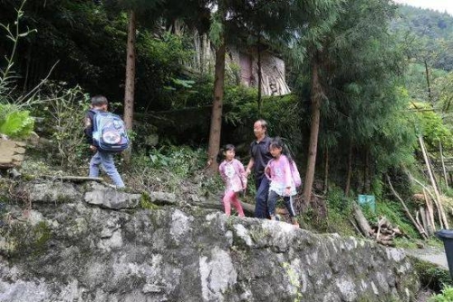 放學(xué)后伍萬銀老師要一一將孩子們送回家