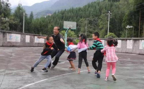 課間與孩子們一起做游戲