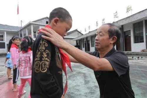 為還不會系紅領(lǐng)巾的孩子系上紅領(lǐng)巾