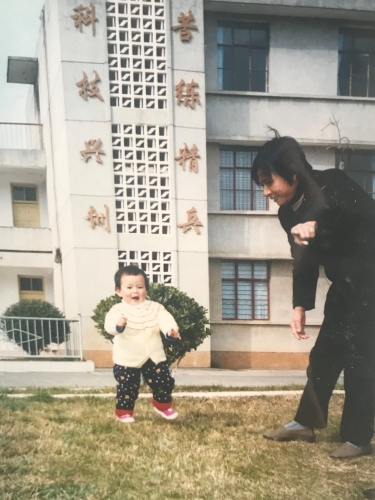 蔣晨兒時(shí)與家人 蔣晨兒時(shí)與家人