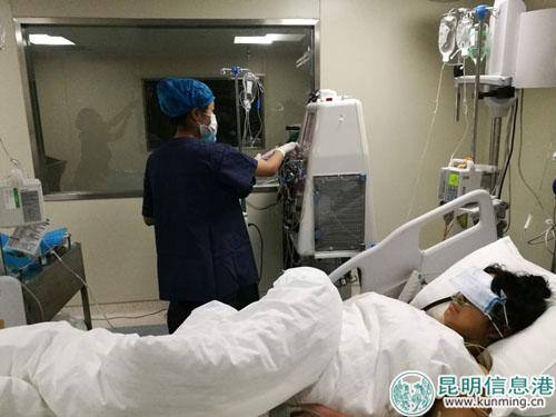 博亞血液凈化醫(yī)護(hù)團(tuán)隊(duì)為患者進(jìn)行CRRT治療