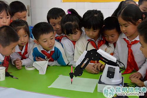 同學觀看越疆機械臂作畫